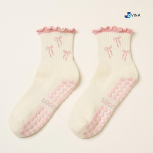 Chaussettes de Pilates en coton avec logo personnalisé, respirantes, jolies nœuds en ruban, antidérapantes, pour bébés, adultes, femmes, vente en gros au Vietnam - Product Image 3