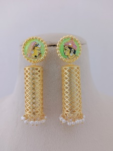 Juego de pendientes de gota Jali de aleación dorada personalizables de Royal Raga, latón pesado con esmalte, perlas de imitación pintadas a mano, producto a granel - Product Image 5