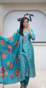 ชุดคุर्ตาผ้าชานเดรีเนื้อพรีเมียมสำหรับงานปาร์ตี้ ดีไซน์เนอร์ออกแบบ พร้อมแขนยาวและกางเกงขายาว พร้อมผ้าคลุมไหล่ผ้าแจ็คการ์ดลายบานาราซี - Product Image 3