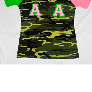 T-shirt à manches courtes 100 % coton Camo Alpha pour homme avec logo personnalisé, vêtements de sororité grecque rose et vert, tenue universitaire - Product Image 4