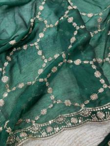 Sari de Seda Chifón para Mujer Frendy con Hermoso Diseño de Lentejuelas, Bordado con Hilo Zari y Borde Calado - Hecho en India - Product Image 3