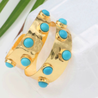 Boucles d'oreilles créoles martelées plaquées or 18 carats avec accents de cabochon turquoise – Bijoux de créateur élégants et stylés pour un look audacieux en soirée