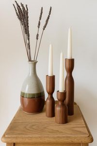 Candelero alto de madera tallada que aporta elegancia vintage a los rincones rústicos, habitaciones tradicionales y espacios festivos - Product Image 2