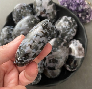 Pierre de palmier naturelle Indigo Merlinite gacro pierre puissante qui ouvre les canaux de spirituel et de compréhension roi de cristal - Product Image 5