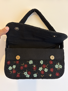 Sac de soirée perlé fait main à motif floral, noir, avec rabat et bandoulière – Accessoire de fête élégant - Product Image 2
