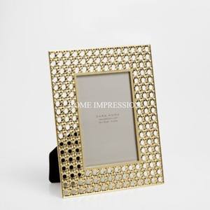 กรอบรูปโลหะศิลปะสุดสร้างสรรค์ที่ทันสมัยพร้อมเคลือบทองของดีไซน์เนอร์ที่เป็นเอกลักษณ์สำหรับจัดแสดงภาพถ่ายและงานศิลปะในการตกแต่งแบบมินิมอล - Product Image 3