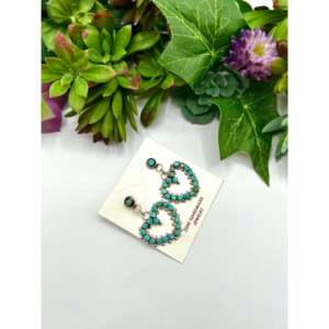 Pendientes Colgantes Zuni Hechos a Mano con Turquesa Kingman y Plata de Ley, Diseño de Corazón - Product Image 2