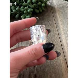 Bague Thunderbird en argent sterling faite à la main par des artisans Navajo avec coquille d'ormeau barbelé et turquoise, taille 7.75 - Product Image 5