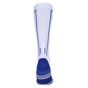 Venta al por mayor de calcetines deportivos al aire libre personalizados para hombres transpirable cómodo suave tela antideslizante diseño Logo suministro de fábrica - Product Image 3