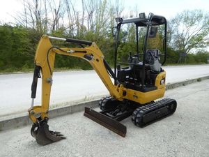 LIVRAISON GRATUITE pour la mini-excavatrice Catterpillar -301.7D CR, moteur diesel 17,7 CV, ROPS ouvert, homologuée EPA CE, avec pince hydraulique JCB - Product Image 3