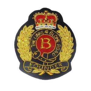 Badges personnalisés de luxe brodés à la main en fil d'or et d'argent pour uniformes et blazers, fabricant OEM à bas prix - Product Image 3