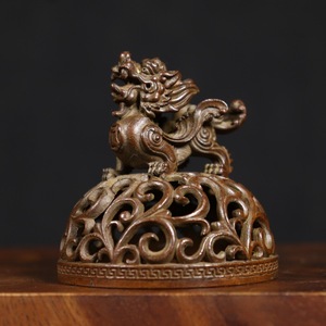 Quemador de Incienso de Latón Ornamental con Asa para Uso Religioso, Duradero y con Fragancia 100% Natural de Astillas y Resina de Oud - Product Image 4