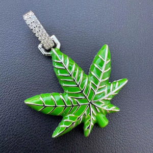 Pendentif feuille de mauvaises herbes en or pour femme plaqué or 18 carats et argent 925 Magnifique pièce de vie finie en émail vert - Product Image 1
