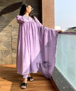 Fusion de mode: Style pakistanais Salwar Kameez - Fusion de styles traditionnels et modernes, créant une mode chic et élégante - Product Image 1