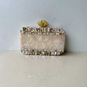 Sculpture de table en résine écologique irisée Dreamy Aesthetics PearlDusk avec un design de diamant et de fleurs peint à la main - Product Image 4