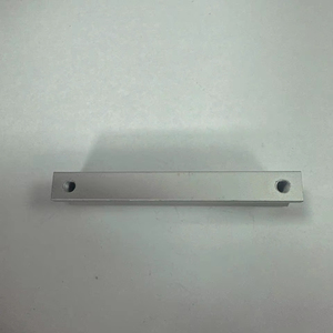 Tirador de aluminio moderno para gabinetes – Tirador minimalista de Elsafore, duradero y de fácil instalación - Product Image 1