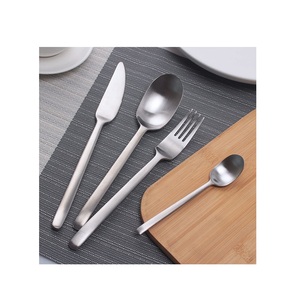 ชุดช้อนส้อมโลหะสำหรับร้านอาหาร ขนาดสั่งทำได้ สำหรับโรงแรม งานเลี้ยง งานจัดเลี้ยงอาหารค่ำ ใช้สแตนเลสขัดเงาอย่างดี ชุดช้อนส้อมคุณภาพเยี่ยม - Product Image 4