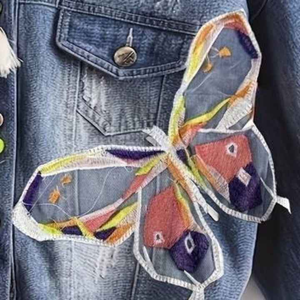 Chaqueta vaquera recortada para mujer con parches bordados de mariposa personalizados y decoración de borlas de brotes de flores Chaqueta vaquera de manga larga - Product Image 4
