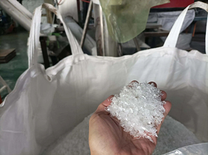 100% déchets et flocons de bouteilles PET recyclés transparents en plastique lavé à chaud écologique pour l'application de fibres de moulage - Product Image 4