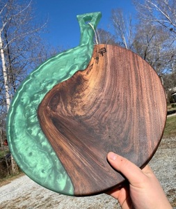 Tabla de cortar de madera de resina epoxi única con acentos de resina multicolor tabla de cortar de madera de resina artesanal para restaurantes y hogar - Product Image 4