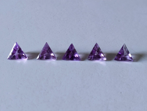 Amatista Africana natural Trillón Triángulo Piedras preciosas sueltas Jaipur Fabricante Precio al por mayor Fabricación de joyas 1mm a 50mm Púrpura - Product Image 5