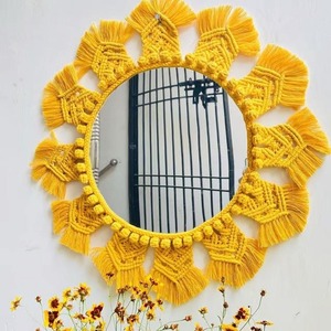 Support suspendu unique pour miroir en macramé fait à la main, organisateur mural décoratif en coton tissé Boho pour les espaces d'accent à la maison - Product Image 3