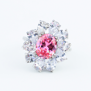 Anillo de Compromiso con una Piedra Preciosa Rosa de Corte Ovalado y Halo de Moissanita - el Regalo de Navidad Perfecto que Simboliza el Amor y la Elegancia - Product Image 5