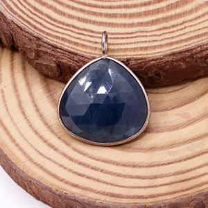 Acheter Pendentif en forme de trillion de saphir bleu naturel en argent sterling 925 massif bijoux pour femmes faits à la main pour la vente en gros - Product Image 3