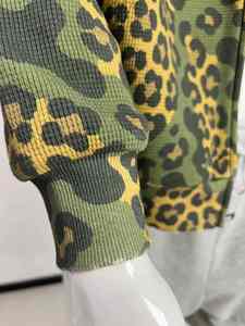 Veste ample réversible personnalisée à double couche avec imprimé léopard, coupe ample, sweat à capuche zippé - Product Image 4