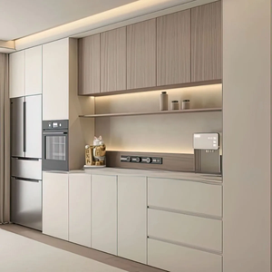 Meuble d'appoint de cuisine sur mesure avec panneaux composites en bois, niche à boissons, vitrine en verre, façades lisses et configuration flexible - Product Image 6