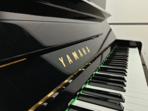 Piano droit classique Yamaha U1D, importé du Japon, artisanat supérieur, haute qualité, finition noire, performances fluides - Product Image 3