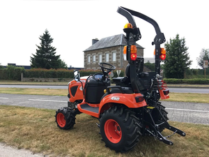 Tractor diésel subcompacto Kubota BX231 usado, premium, ultracompacto, de 23.3 HP, equipado con una transmisión hidrostática suave. - Product Image 2