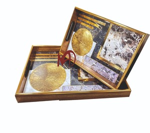 Plateau en verre de luxe avec design abstrait et bord doré Nouveau plateau de service avec poignées Caractéristique décorative - Product Image 2