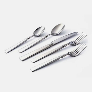 Ensemble de couverts en argent de qualité supérieure avec finition miroir lisse, parfait pour les occasions de dîner élégantes, les restaurants et l'usage quotidien - Product Image 1
