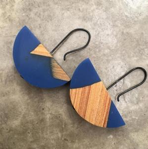 Pendientes Colgantes de Madera y Resina con Rayas Boho Hechos a Mano de Primera Calidad, Pendientes Largos Ligeros con Rayas Azules y Marrones al Mejor Precio - Product Image 5