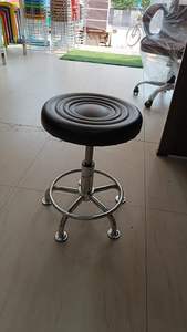 Tabouret de chirurgien réglable en hauteur avec roulettes à roulement fluide, siège pivotant à 360° pour salle d'opération, disponible à prix abordable - Product Image 2