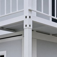 Dormoir modulaire à deux étages en conteneurs avec escalier et balcon pour l'hébergement des travailleurs sur chantier