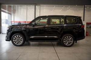 Toyota Land Cruiser automatique diesel, conduite à droite, intérieur clair, taille des pneus R15, galerie de toit métallique arrière, à vendre - Product Image 3