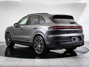 Cayenne Premium Plus 2024 de qualité supérieure, véhicule utilitaire sport à quatre roues motrices, transmission automatique, faible kilométrage - Product Image 2