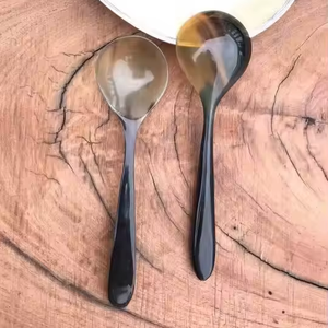 Cuillère à corne durable, d'origine éthique et fabriquée à la main par l'artisanat du croissant - Product Image 3