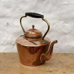 Hervidor de cobre de diseñador con acabado antiguo Metal de agarre resistente utilizado para servir té Ambiente rústico - Product Image 2