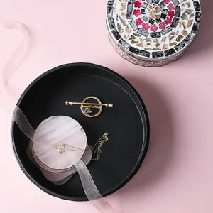 Boîte ronde décorative de haute qualité boîte de rangement en incrustation de nacre boîte personnalisée pour l'affichage de chocolat fait à la main au Vietnam - Product Image 2