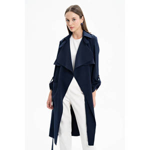 Trench-coat court bleu marine drapé pour femme avec col, poches et ceinture - Product Image 1
