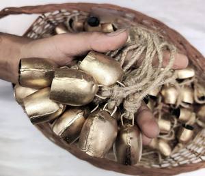 Cloches de vache en fer rondes faites à la main vintage modernes étain porte-bonheur rustique avec corde de jute style antique pour décor de fête de noël - Product Image 5