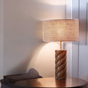 โคมไฟตั้งโต๊ะไม้ที่มีร่มเงาผ้าทรงกลมและตกแต่งตามธรรมชาติสำหรับไฟตกแต่งบ้าน - Product Image 1