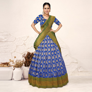 Lehenga Choli de Seda Banarasi Heritage con Bordado Jacquard Fino y Dupatta de Borde Rico para Bodas y Diwali - Sin Arrugas - Product Image 1