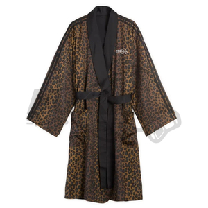 ชุดคลุมชกมวยแบบสั่งทำพิเศษ ปี 2025 สีดำคลาสสิกและลายเสือดาว ดีไซน์ AOP พร้อมขอบตัดสี ผ้าฝ้ายเนื้อนุ่ม ระบายอากาศได้ดี สำหรับผู้ใหญ่ - Product Image 1