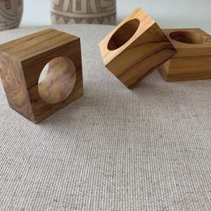 Ensemble de ronds de serviette en bois classiques fabriqués à la main, parfait pour les dîners de vacances et les occasions spéciales, décor de salle à manger de la meilleure qualité - Product Image 1