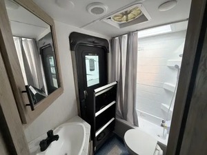 Caravane d'occasion 2022 F-o-r-e-s-t R-i-v-e-r A-l-p-h-a W-o-l-f 23DBH-L à vendre - Product Image 4