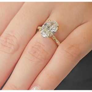 Anillo de Compromiso con Diamante Ovalado de Laboratorio de 3.20 Quilates con Certificado IGI, con Halo Oculto en Oro Amarillo VVSVS - Product Image 6